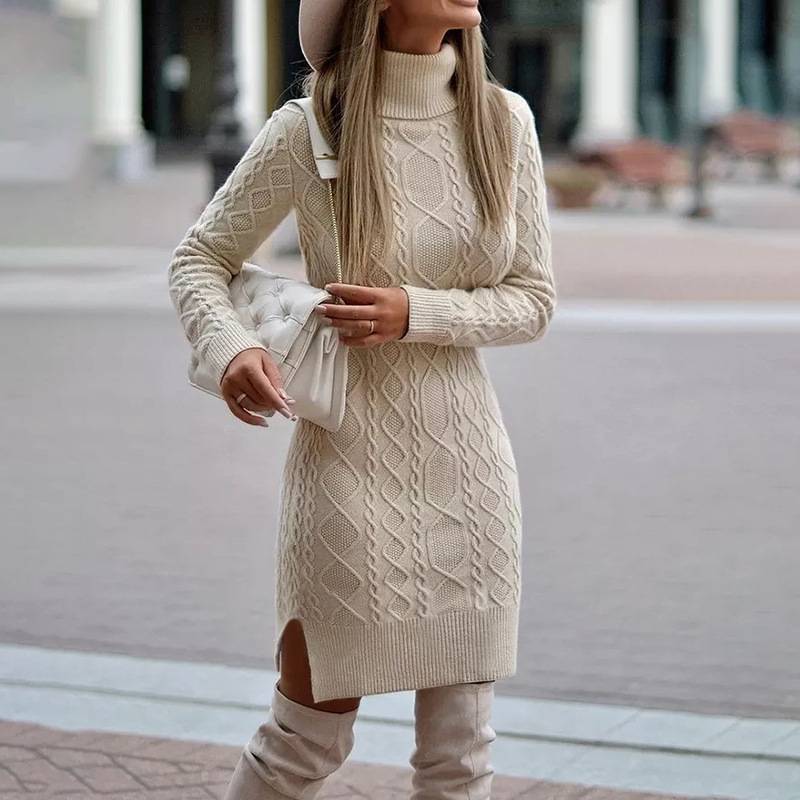 Robe tricotée à col roulé avec fente