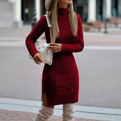 Robe tricotée à col roulé avec fente