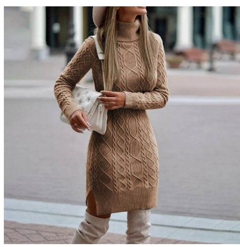 Robe tricotée à col roulé avec fente