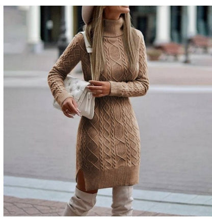 Robe tricotée à col roulé avec fente